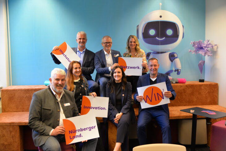 Bürgermeister Thomas Lang, Dr. Mirjam Pekar-Milicevic von der Laufer Wirtschaftsförderung, Dr. Gerhard Knienieder (Emuge), Johannes Bisping (bisping&bisping), Anna Sembach (Sembach), Annica Schmähling (puls digital marketing) und Landrat Armin Kroder (von links) bei der Eröffnung von Win² in Lauf.