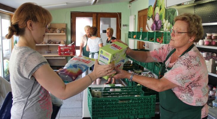 280 Ehrenamtliche in neun Ausgabestellen helfen im Namen der Tafel, bedürftige Personen Woche für Woche zu versorgen.