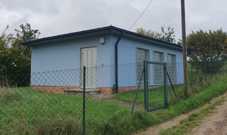 Das Pumpwerk in Pötzling ist eines der Herzstücke des Wasserzweckverbandes Moritzberggruppe, in den nächsten Monaten investiert der Zweckverband hier in eine Ertüchtigung der Steuer- und Rohrtechnik sowie in eine PV-Anlage mit Speicher.