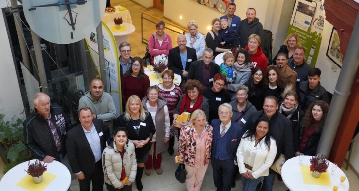 Feuchts Bürgermeister Jörg Kotzur (2.v.l.) und einige Gemeinderatsmitglieder heißen die Neubürger im Rathaus willkommen.