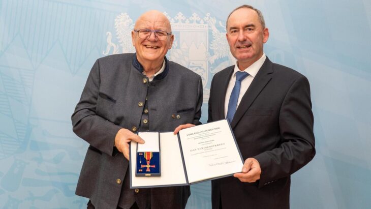 Bayerns Wirtschaftsminister Hubert Aiwanger (rechts) hat in München fünf verdiente Persönlichkeiten mit dem Bundesverdienstkreuz am Bande ausgezeichnet – darunter Adolf Pohl (links).