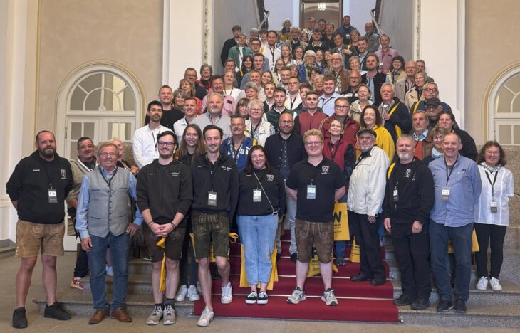 Gruppenfoto im Maximilianeum: An der Landtagsfahrt nahmen unter anderem der Heuchlinger Kirchweihverein, der SV Osternohe und die Wetzendorfer Feuerwehr teil.