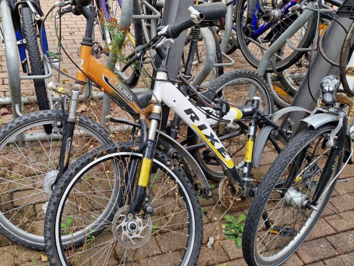 Schrotträder wie dieses stehen zuhauf an den drei Feuchter Bahnhöfen herum. Ab 7. November werden sie entfernt.