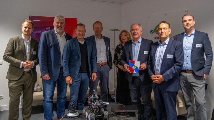 Eröffneten gemeinsam den „Makerspace“ in Röthenbach an der Pegnitz (von links): TTZ-Leiter Christian Pfitzner, Laufer Bürgermeister Thomas Lang, Landrat Armin Kroder, Ohm-Vizepräsident Tilman Botsch, Makerspace-Koordinatorin Sabine Fromm, Röthenbachs Bürgermeister Klaus Hacker, Makerspace-Koordinator Raphael Verstege und Wirtschaftsreferent Bastian Streitberger.