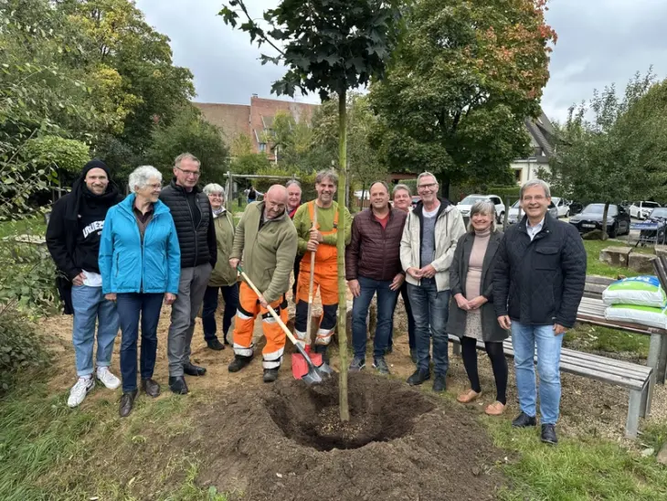 Bürgermeister Robert Ilg mit Vertretern des Stadtrates und der Verwaltung.