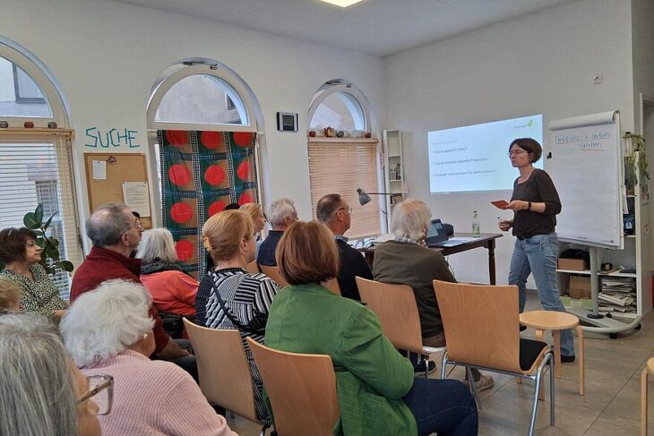 Dr. Carina Fiebich-Dinkel beim Workshop im Projektraum „Lauf für Alle“.