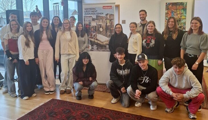 Carol Daria (Mitte, neben dem Plakat) mit den Schülerinnen und Schülern.