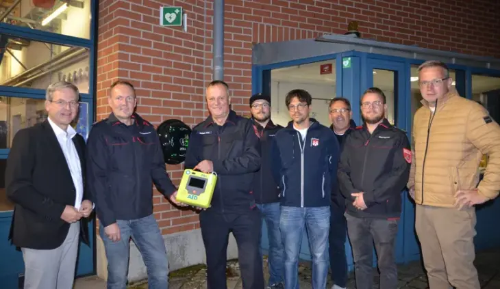 Freuen sich über den neuen Lebensretter am Feuerwehr-Gerätehaus: Bürgermeister Robert Ilg, Kommandant Armin Steinbauer, Norbert Thiel, Philip Deckert, Michael Söllner, Norbert Winkler (Vorsitzender Feuerwehrverein), Max Fabinger und Zweiter Bürgermeister Peter Uschalt (v. links).