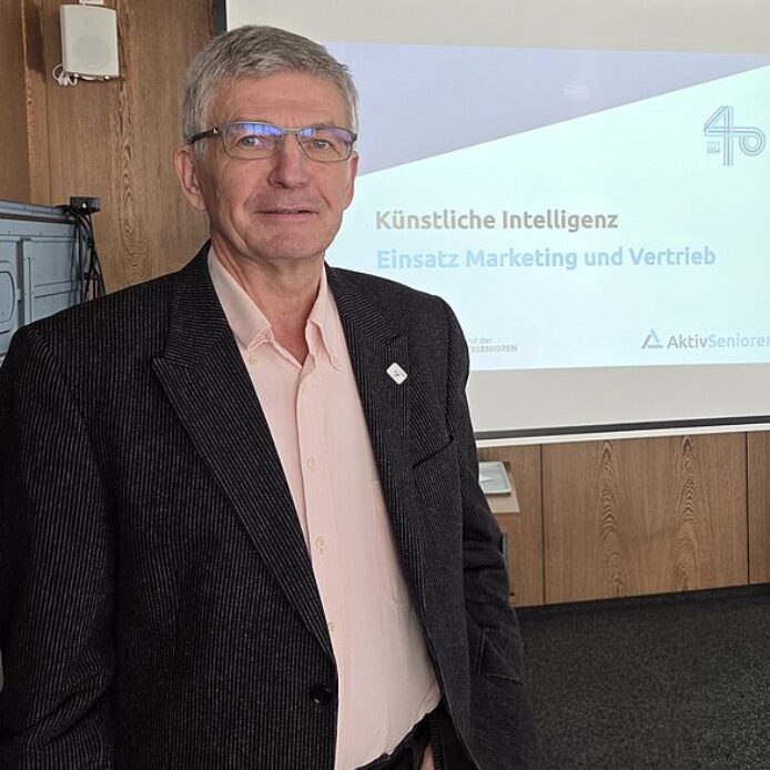 Referent Franz-Josef Herchenbach beim Abschlusstermin der Vortragsreihe „KI für KMU“.