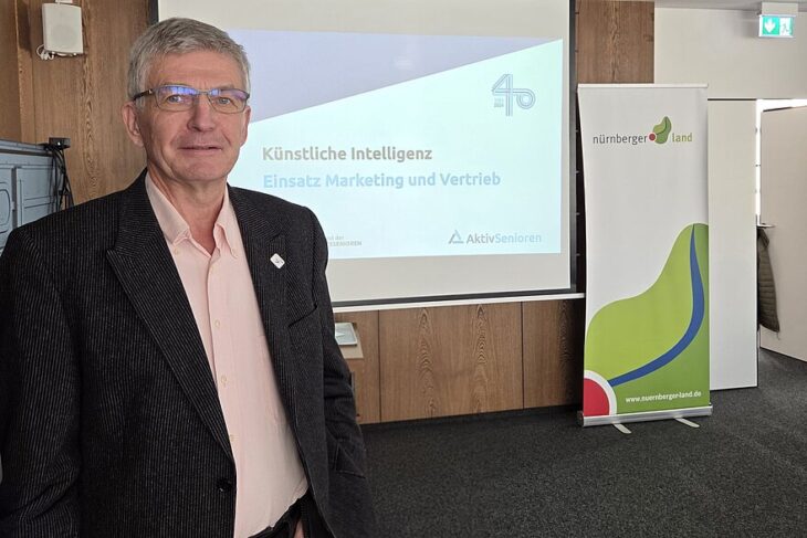 Referent Franz-Josef Herchenbach beim Abschlusstermin der Vortragsreihe „KI für KMU“.
