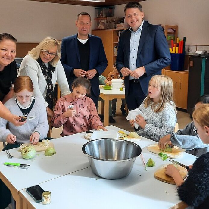Workshopleiterin Sabrina Pickelmann, Rektorin Petra Götz, Landrat Armin Kroder und Bürgermeister Thomas Wittmann mit den Kindern.