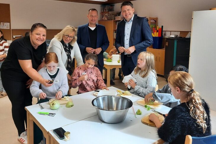 Workshopleiterin Sabrina Pickelmann, Rektorin Petra Götz, Landrat Armin Kroder und Bürgermeister Thomas Wittmann mit den Kindern.