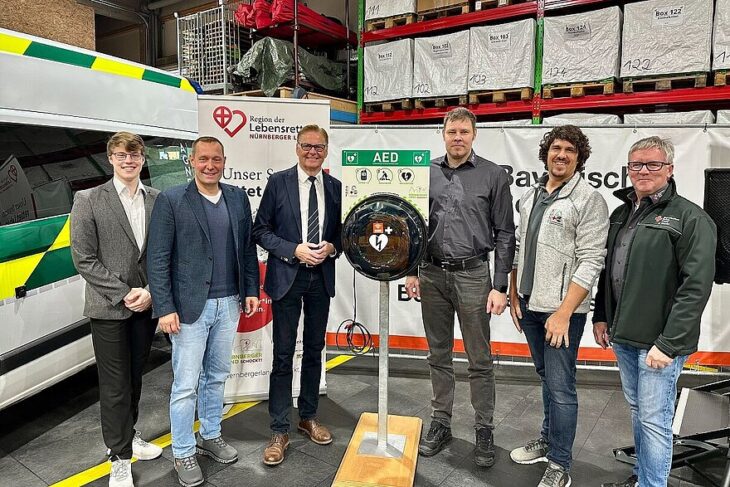 Zeigen sich positiv über das Projekt: Projektkoordinator Tobias Buchholz, Landrat Armin Kroder, Landtagsabgeordneter Norbert Dünkel, Rettungsdienstleiter Christian Märtl, Sebastian Raps vom AGNF und Uwe Winkler vom BRK Kreisverband.