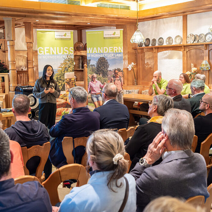 Kim Phan-Thi (Bayern Tourismus Marketing GmbH) stellt das Thema Barrierefreier Tourismus vor.