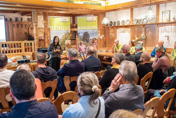 Kim Phan-Thi (Bayern Tourismus Marketing GmbH) stellt das Thema Barrierefreier Tourismus vor.