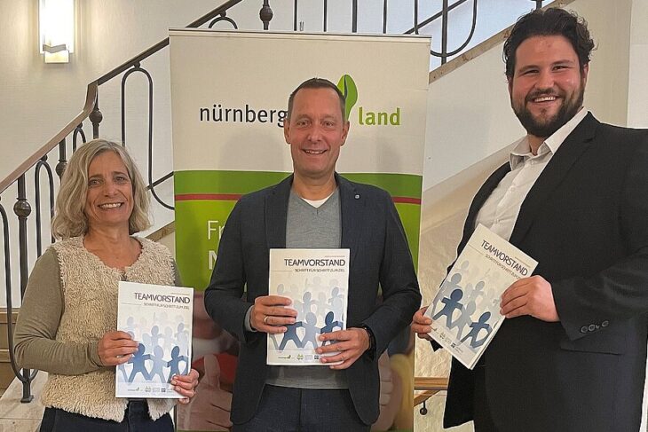 Kerstin Stocker (Leiterin WinWin Freiwilligenzentrum), Landrat Armin Kroder und Dr. Nico Böhme (Abteilungsleiter Jugend, Familie und Soziales) präsentieren das neue Handbuch.