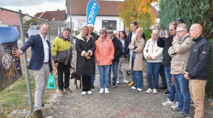 Joachim Häsler von BPD (links) erläutert interessierten Anwohnern die Pläne seines Unternehmens.