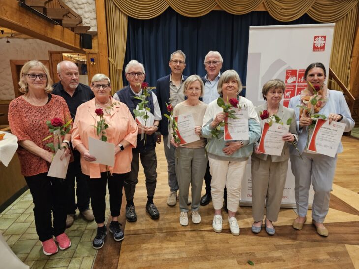 Unser Bild zeigt die diesjährigen Jubilare Judith Hippmann-Bloß, Bettina Kießling, Monika Bodendörfer, Monika Hörauf, Ursula Stettner, Wilhelm Henke, Inga Donath-Teschner und Renate Kundinger.