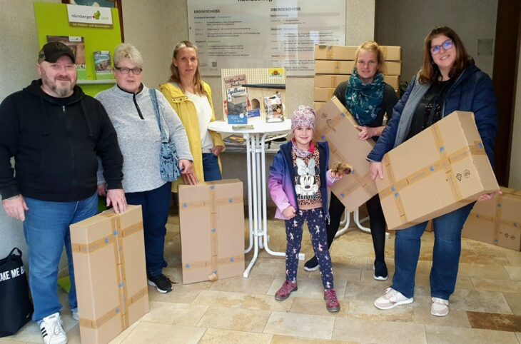 Dr. Katharina Pöhler (2. von rechts) übergibt einen Teil der Igelpakete an ihre neuen Besitzer.