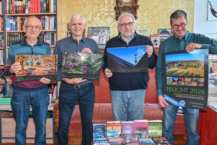 Herbert Bauer, Günter Distler, Michael Zuber und Karl-Heinz Kuhn (von links) bei der Kalenderpräsentation in der Buchhandlung Kuhn.