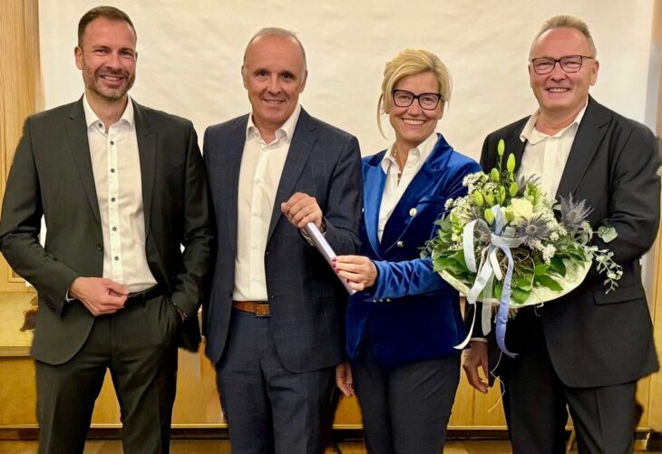 Kann er den Staffelstab sicher ins Ziel bringen? Felix Zosel – Zweiter von links – ist der UBE-Kandidat; neben ihm die amtierende Bürgermeisterin Ilse Dölle, rechts Roland Gröll, Fraktionsvorsitzender der UBE, links Benjamin Böhm, der Vorstandsvorsitzende.