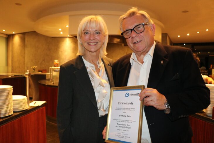 Carolina Trautner dankt Gerhard John.