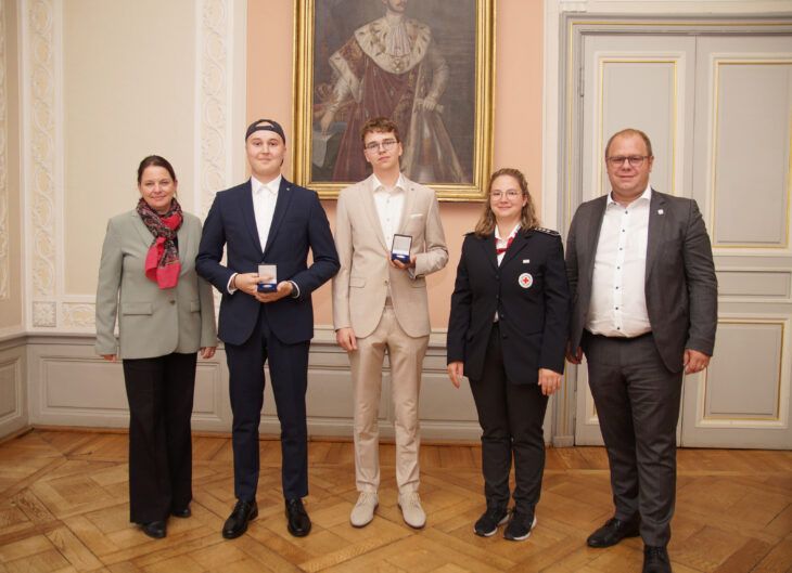 Regierungspräsidentin Kerstin Engelhardt-Blum dankte Liam Tilche und Matthias Höfler für ihren Einsatz. Bei der Ehrung dabei waren auch Armin Haushahn und Kathleen Köster (von links).