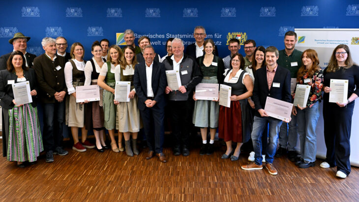 Thomas Schwab (vorne in der Mitte) wurde von Umweltminister Thorsten Glauber (links daneben) für seinen Betrieb ausgezeichnet.