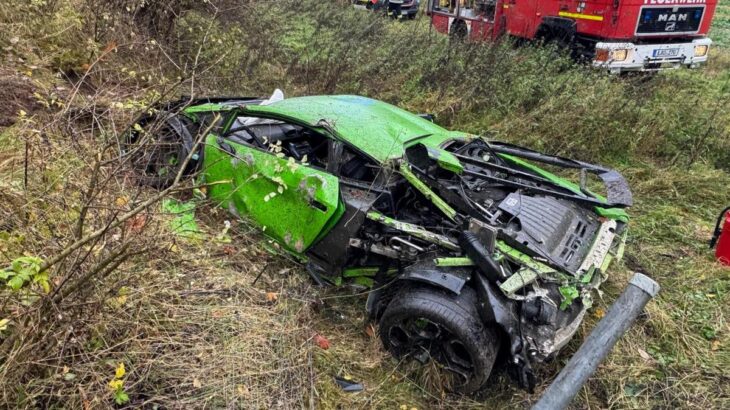 Ein Lamborghini ist am Samstagmorgen vermutlich wegen zu hoher Geschwindigkeit von der Autobahn abgekommen.