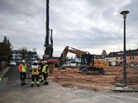 Ein Bagger beschädigte eine Gasleitung auf einer Baustelle in Lauf.