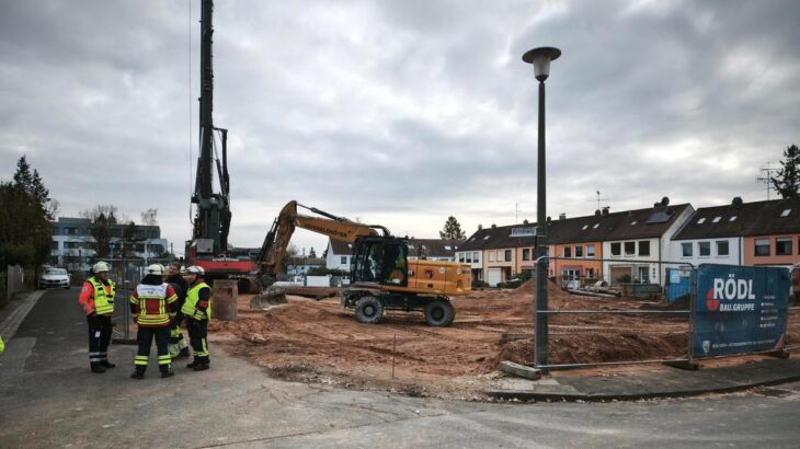 Ein Bagger beschädigte eine Gasleitung auf einer Baustelle in Lauf.