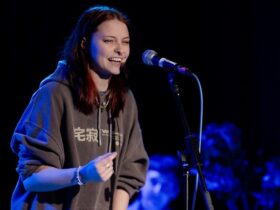 Poetry-Slammerin Nya Ditt moderiert zusammen mit Yasmin Harms.