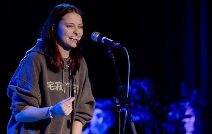 Poetry-Slammerin Nya Ditt moderiert zusammen mit Yasmin Harms.