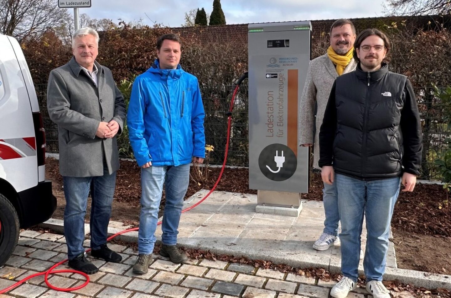 Die neue Ladesäule hat eine Leistung von zweimal 22 kW. Stadtwerke Geschäftsführer Peter Stemmer, Maximilian Zindel (Stadt Altdorf), Bürgermeister Martin Tabor und Michael Dehn (Stadt Altdorf) haben sich vor Ort umgesehen.