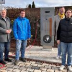 Die neue Ladesäule hat eine Leistung von zweimal 22 kW. Stadtwerke Geschäftsführer Peter Stemmer, Maximilian Zindel (Stadt Altdorf), Bürgermeister Martin Tabor und Michael Dehn (Stadt Altdorf) haben sich vor Ort umgesehen.