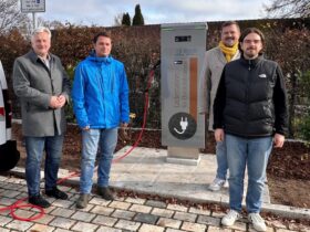 Die neue Ladesäule hat eine Leistung von zweimal 22 kW. Stadtwerke Geschäftsführer Peter Stemmer, Maximilian Zindel (Stadt Altdorf), Bürgermeister Martin Tabor und Michael Dehn (Stadt Altdorf) haben sich vor Ort umgesehen.