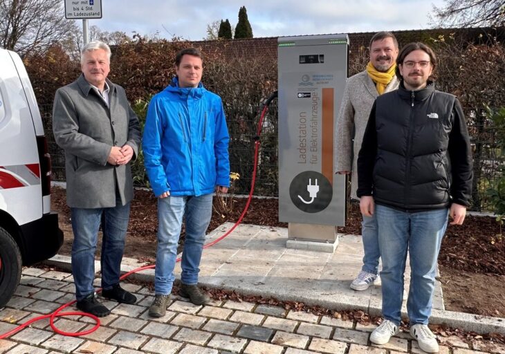 Die neue Ladesäule hat eine Leistung von zweimal 22 kW. Stadtwerke Geschäftsführer Peter Stemmer, Maximilian Zindel (Stadt Altdorf), Bürgermeister Martin Tabor und Michael Dehn (Stadt Altdorf) haben sich vor Ort umgesehen.