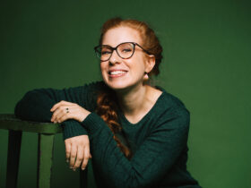 Die Kabarettistin Sara Brandhuber kommt nach Röthenbach.