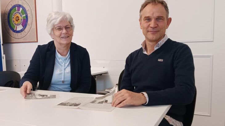 Margit Hegwein-Schmitz und Jürgen Baumann mit Zeitungsartikeln zur Gründung des Betreuungsvereins im Jahr 2005.