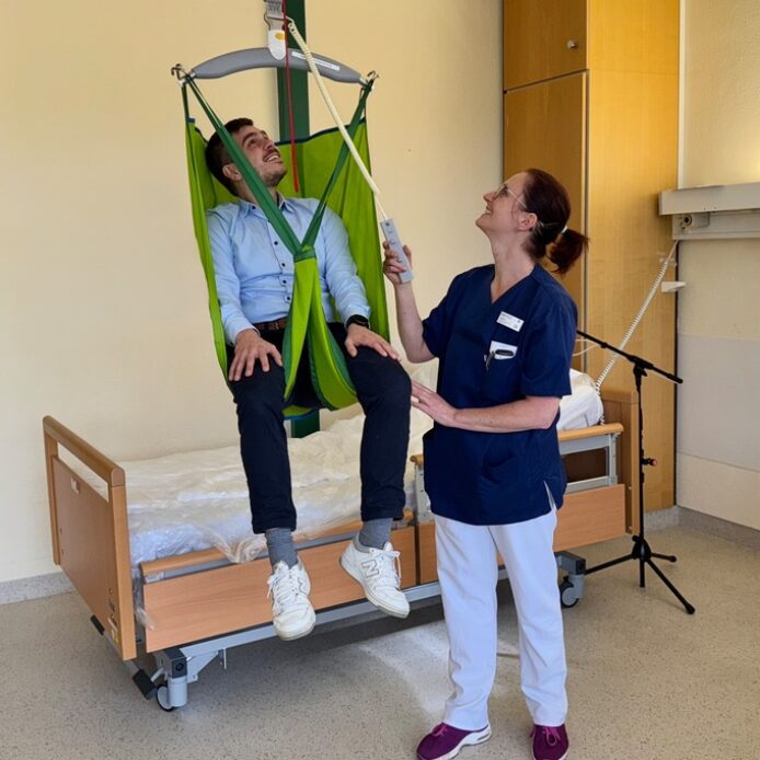 Ein an der Zimmerdecke angebrachter Patientenlifter unterstützt Betroffene wie Pfleger gleichermaßen.