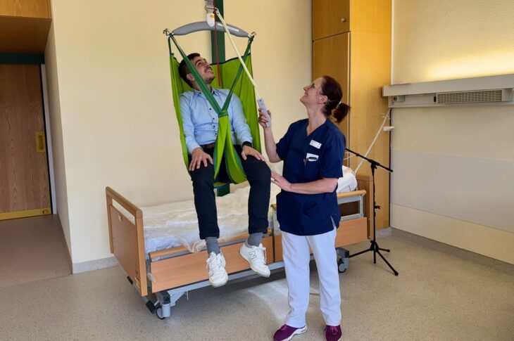 Ein an der Zimmerdecke angebrachter Patientenlifter unterstützt Betroffene wie Pfleger gleichermaßen.