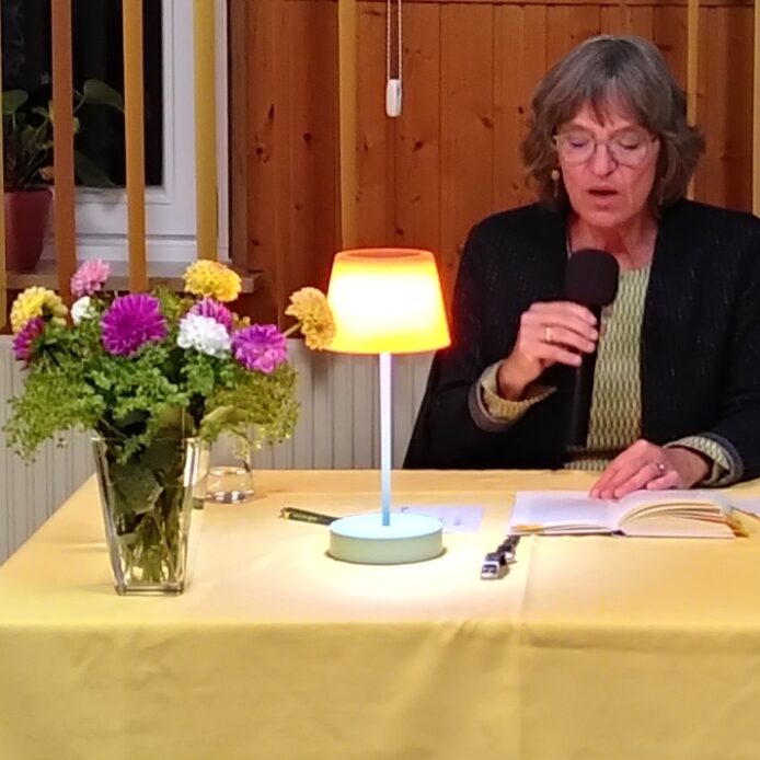 Claudia Mönius las in der Bücherei in Kersbach. Sie stellte dort ihr neu erschienenes Buch vor.