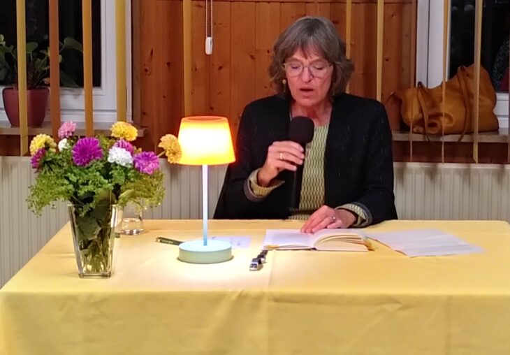 Claudia Mönius las in der Bücherei in Kersbach. Sie stellte dort ihr neu erschienenes Buch vor.