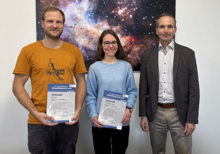 Leonie Meyer erhält die Urkunde für die erfolgreiche Teilnahme an der ersten Runde der Physik-Olympiade. Das Bild zeigt (v. li.) Physiklehrer Martin Ebel, Leonie Meyer und Schulleiter Clemens Berthold.