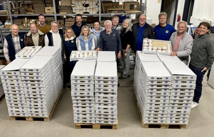 Der Laufer Lions-Club präsentiert sich startbereit für die Auslieferung der Krapfen am Dienstagmorgen. Über 10.000 Stück verteilten die Mitglieder in der Region.