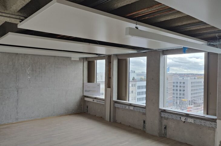 Über den Dächern der Stadt: Der Musterraum zeigt die moderne und funktionale Ästhetik des neuen Bildungscampus.