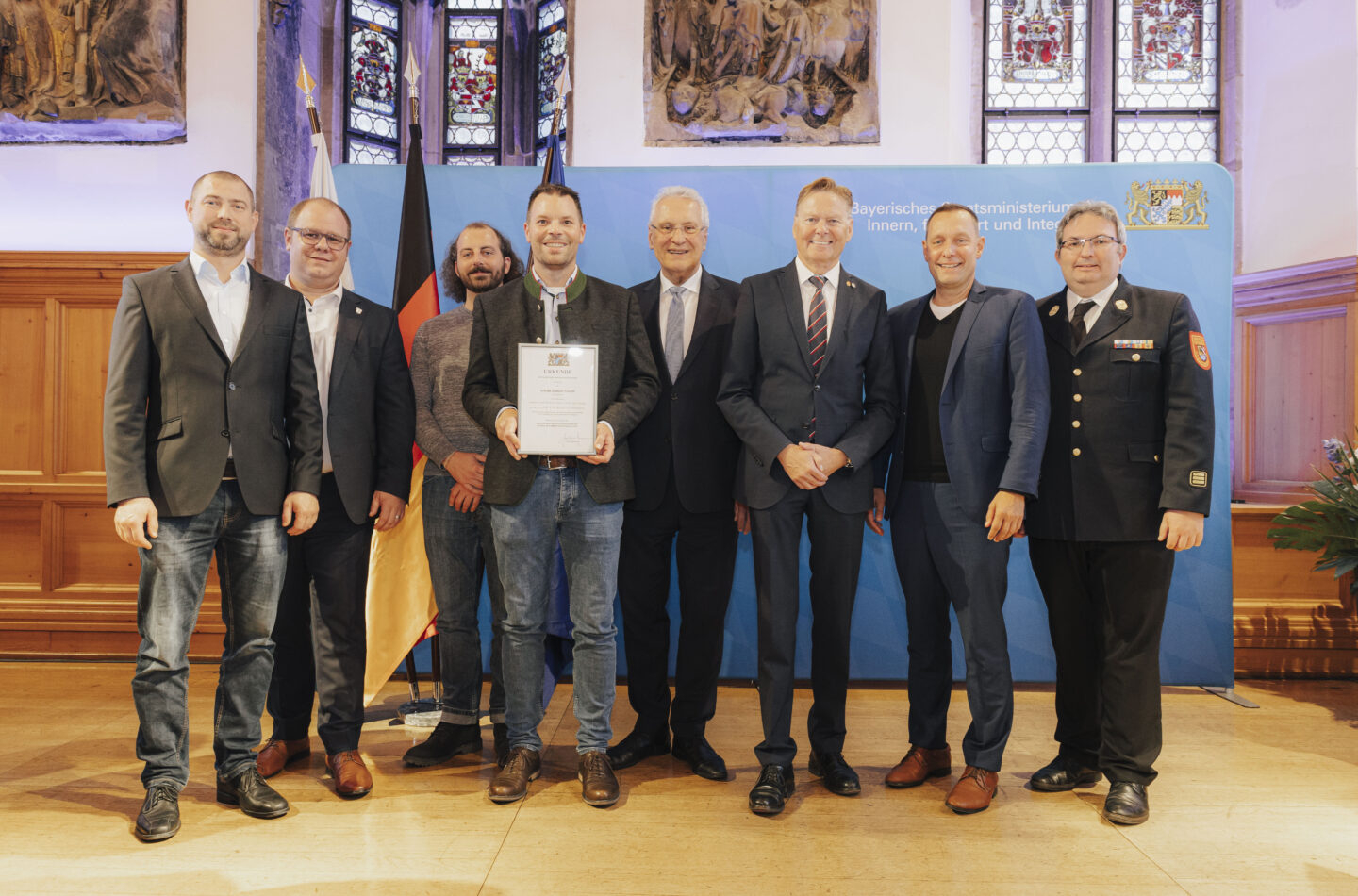 Über die Ehrung freuten sich Claus Tausendpfund (mit Urkunde), Maximilian Spieß und Stefan Ringer von Sebald Zement sowie Bürgermeister Armin Haushahn (Zweiter von links), Thorsten Brunner, Armin Kroder, Norbert Dünkel und Joachim Herrmann (von rechts).