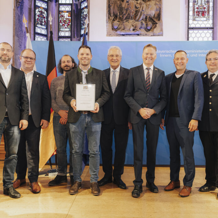 Über die Ehrung freuten sich Claus Tausendpfund (mit Urkunde), Maximilian Spieß und Stefan Ringer von Sebald Zement sowie Bürgermeister Armin Haushahn (Zweiter von links), Thorsten Brunner, Armin Kroder, Norbert Dünkel und Joachim Herrmann (von rechts).