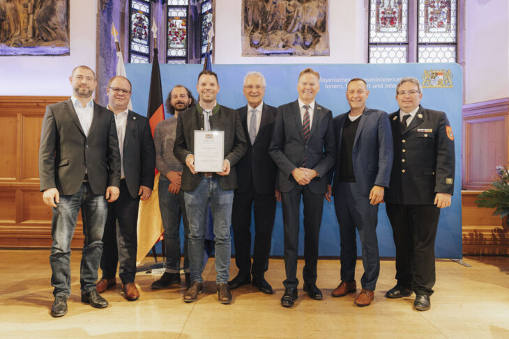 Über die Ehrung freuten sich Claus Tausendpfund (mit Urkunde), Maximilian Spieß und Stefan Ringer von Sebald Zement sowie Bürgermeister Armin Haushahn (Zweiter von links), Thorsten Brunner, Armin Kroder, Norbert Dünkel und Joachim Herrmann (von rechts).