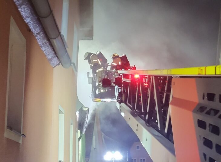 Ausgebrochen war das Feuer in einer Wohnung im ersten Stock des Hauses in der Spitalgasse.